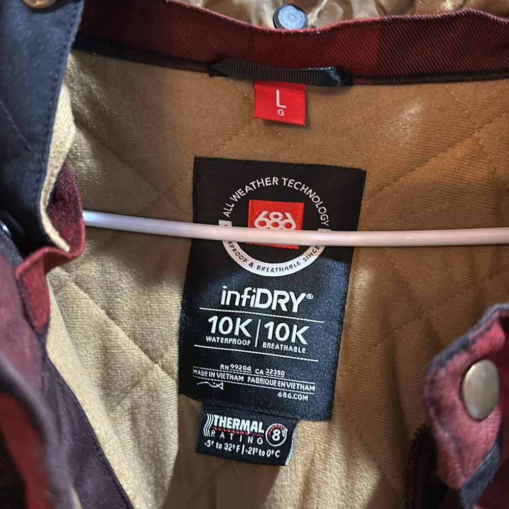 Snowboarding coat by 686 - Picture 3 of 3